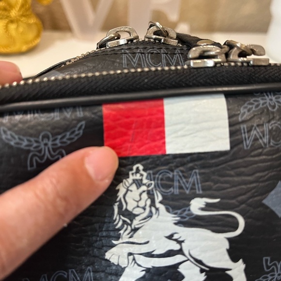 MCM LION PRINCESS SMALL SLING BAG - Picture 7 of 10